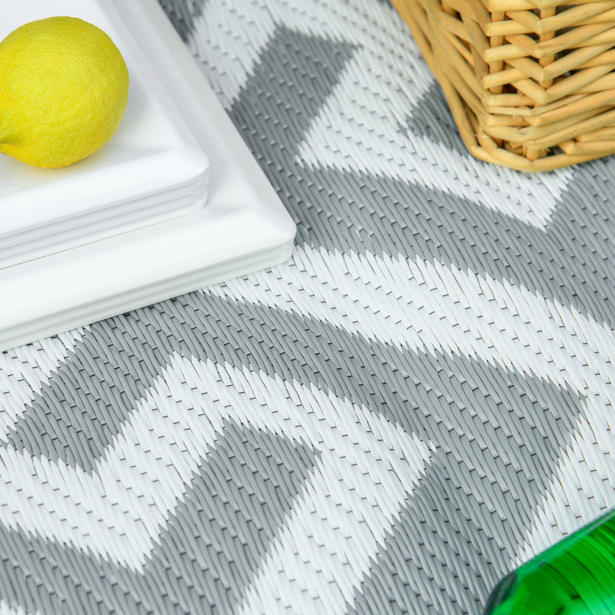 Reversible Outdoor RV Rug, Patio Floor Mat, 5' x 8' Plastic Straw Rug for Backyard, Deck, Beach, Camping, Grey &; White Garden Decor at Gallery Canada