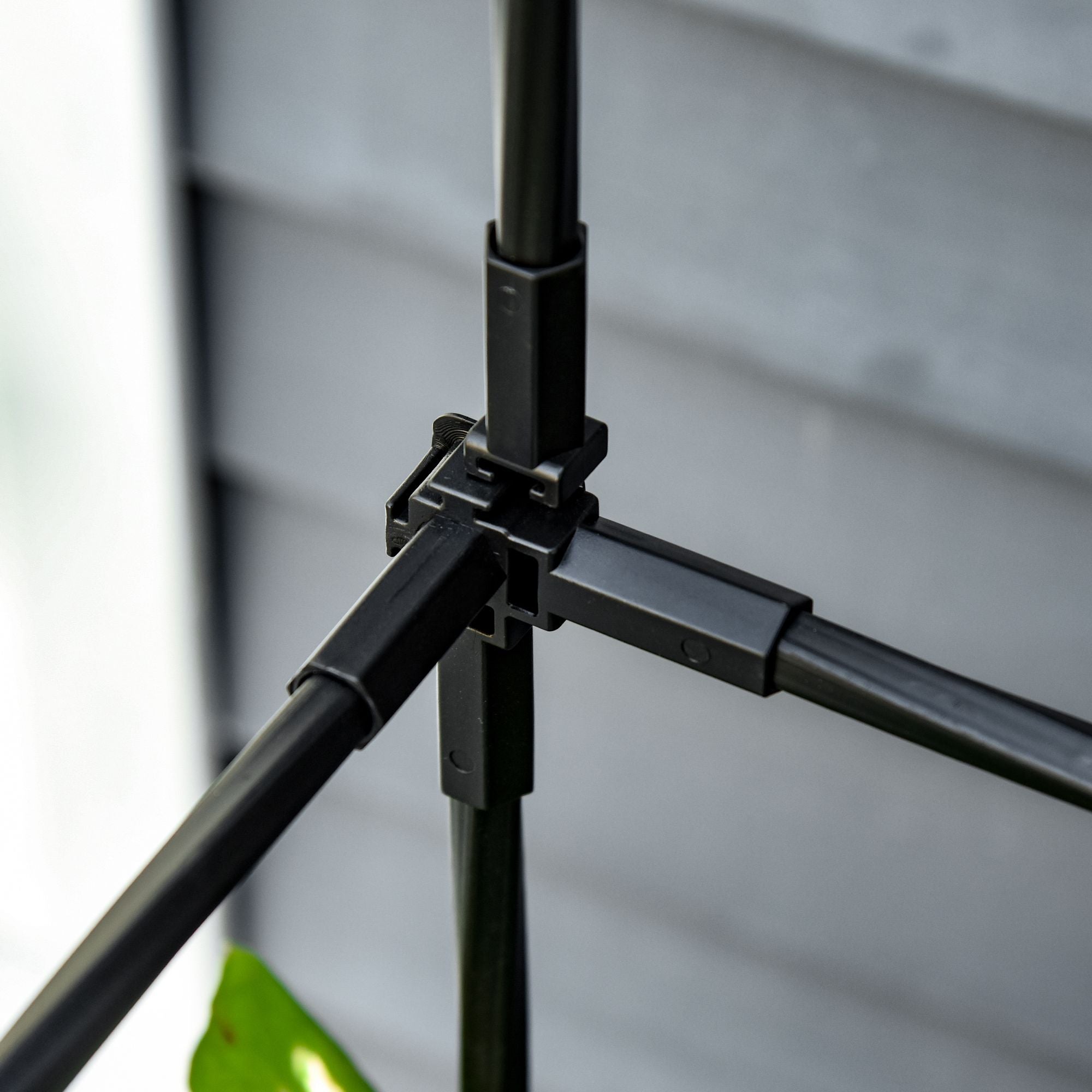 Raised Garden Bed with Trellis, Plastic Planter Box with Self-Watering Disk, Drainage Holes for Climbing Plants Elevated Garden Beds at Gallery Canada