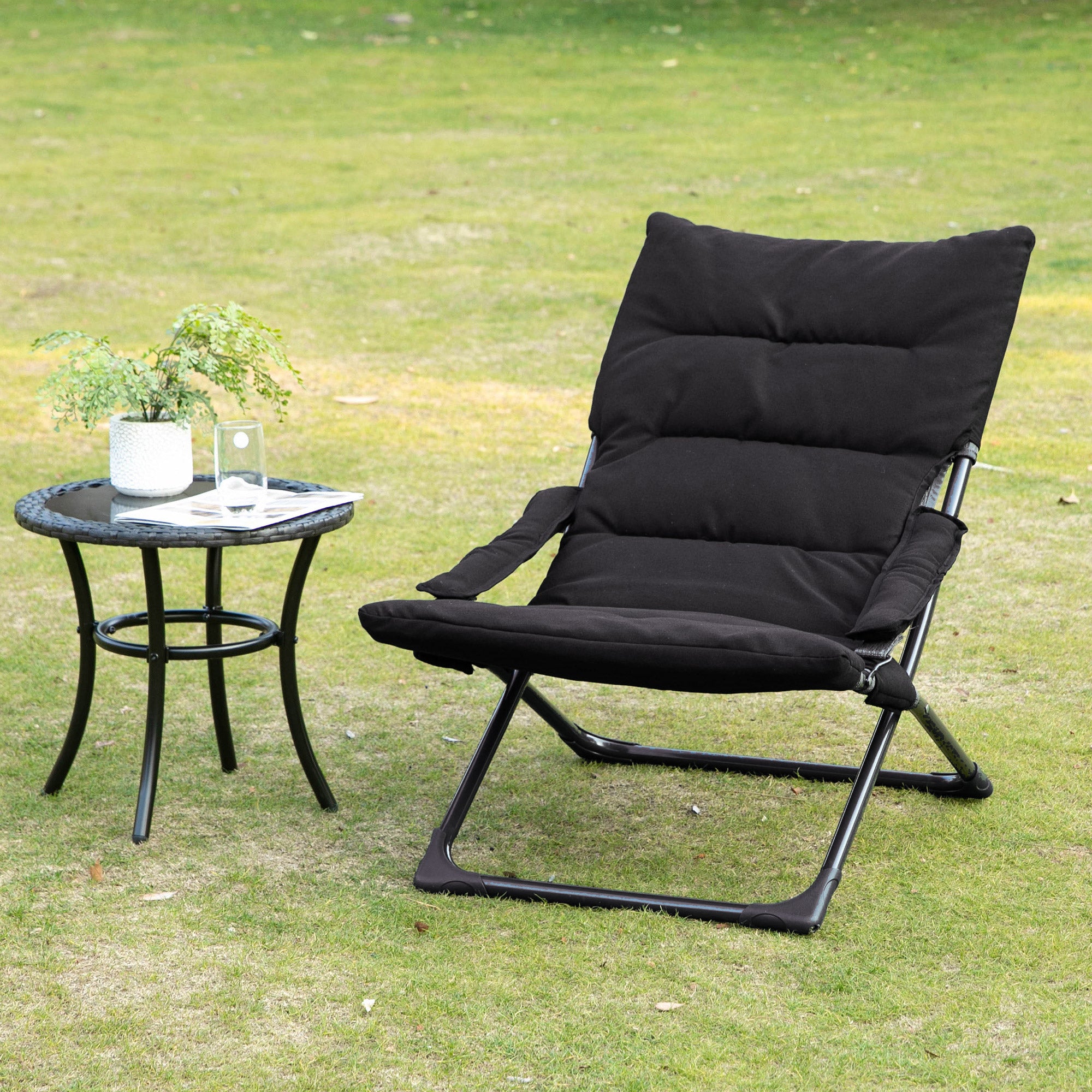 Folding Lounge Chair, Mesh Fabric Lounger with Thick Padded Cushion and Armrest, Camping Beach Chair for Poolside, Deck, Backyard, Black Patio Chairs at Gallery Canada