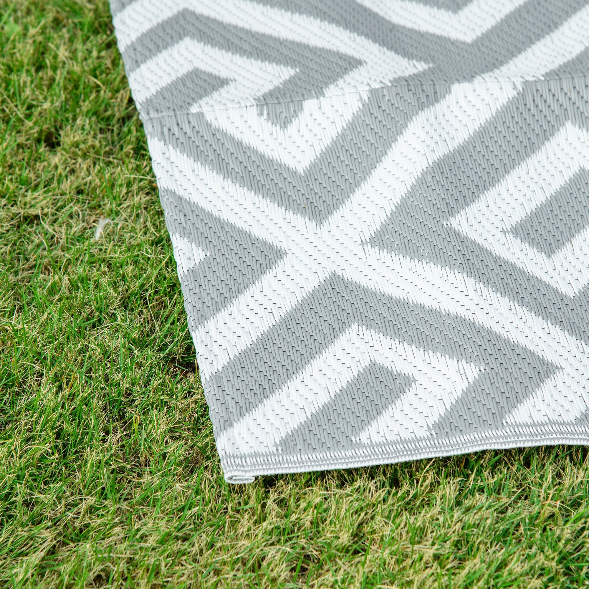 Reversible Outdoor RV Rug, Patio Floor Mat, 5' x 8' Plastic Straw Rug for Backyard, Deck, Beach, Camping, Grey &; White Garden Decor at Gallery Canada